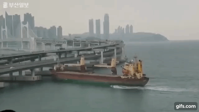 Российское судно протаранило мост