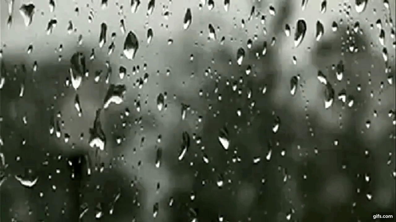 Каплями дождя смывает след. Капли на стекле. Капли дождя на стекле. Дождь капает. Капли воды на стекле.