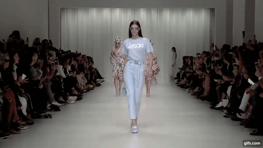 is meer dan Afkorting wortel THE VERSACE TRIBUTE COLLECTION - Spring Summer 2018 animated gif