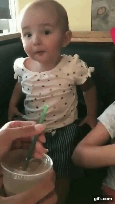 初めてチョコミルクを飲んだ  赤ちゃんの表情ｗｗｗｗｗｗｗ