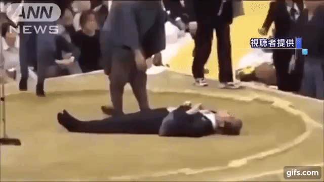【ニュース映像追加】相撲挨拶の途中に  倒れる→救命女性に「女性は土俵から降りて下さい」とアナウンス