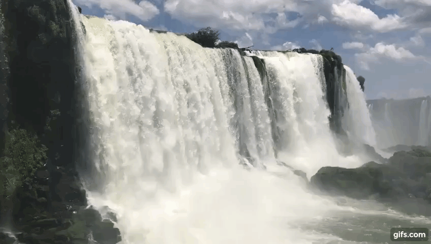 Queda das águas nas Cataratas do Iguaçu.
