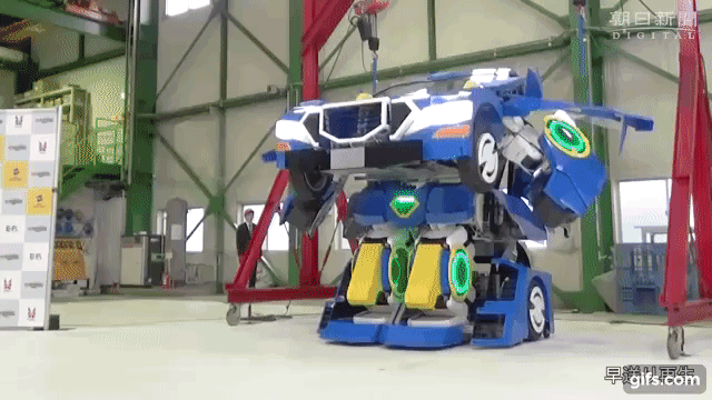 アニメの世界が現実に！  人が乗れる車から人型へ変形するロボット公開
