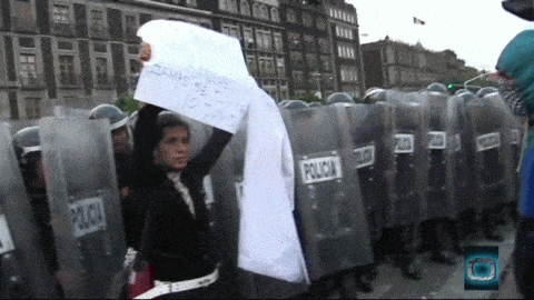 Enfrentamiento en el Zócalo, infiltrados y provocadores agreden a la  policía. animated gif
