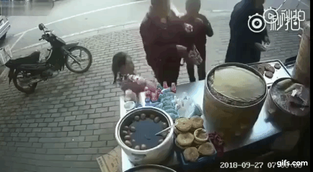 母親が店員の注意を引く間に  自分の娘に盗みをさせる中国。