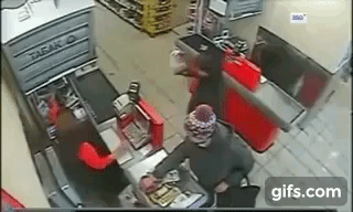 強盗に拳銃を突きつけられても  まったく動じない店員と客のいる店wwwwwww