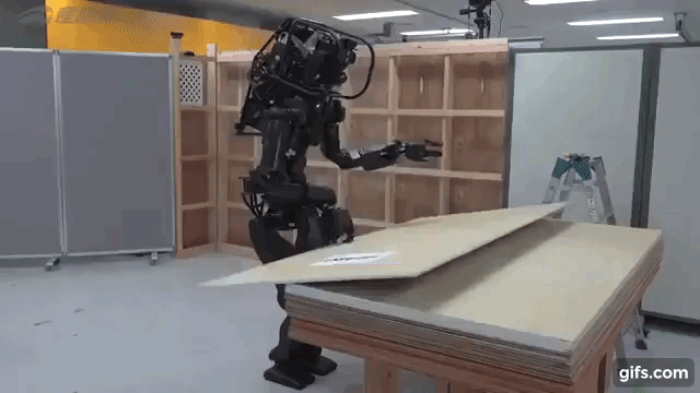 人間と同じように力仕事をする  人型作業ロボットが開発される