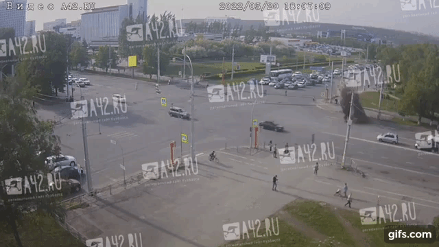 Эпические кадры прорыва воды сквозь асфальт на шоссе в Кемерово попали на видео