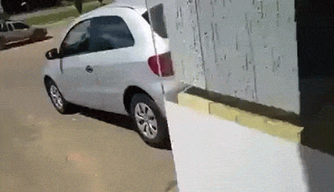 Homem fazendo sexo com escapamento do carro