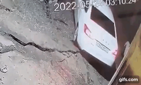 Машина провалилась под землю вместе с водителем. Он чудом выжил