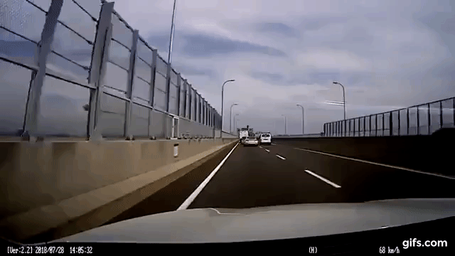 追突された人があまりにもかわいそうすぎる  高速道路での追突事故の瞬間ドラレコ