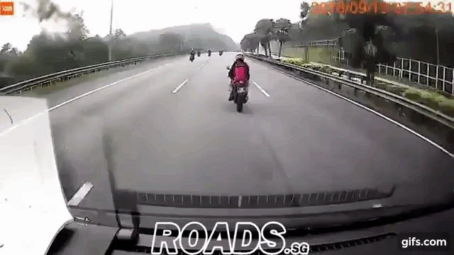 何かを踏んで目の前で転倒した  バイクの兄ちゃんを踏んでしまったバンの車載映像。