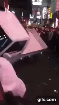 【世紀末】暴徒と化した渋谷ハロウィン民  駐車されていた車をひっくり返してウェエエエエエイ